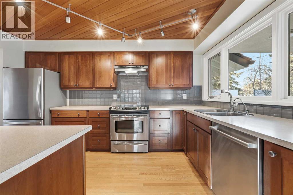 327 Willow Ridge Place Se, Calgary, AB - Indoor Photo Showing Kitchen With Double Sink