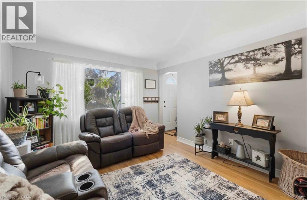 182 East 33Rd Street, Hamilton, ON - Indoor Photo Showing Living Room