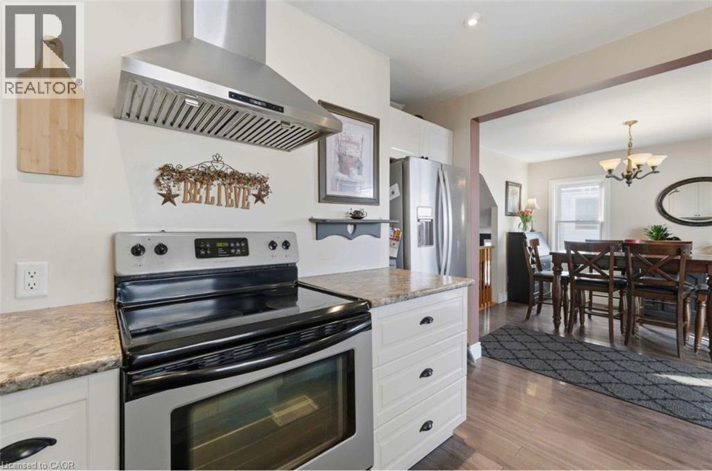 182 East 33Rd Street, Hamilton, ON - Indoor Photo Showing Kitchen