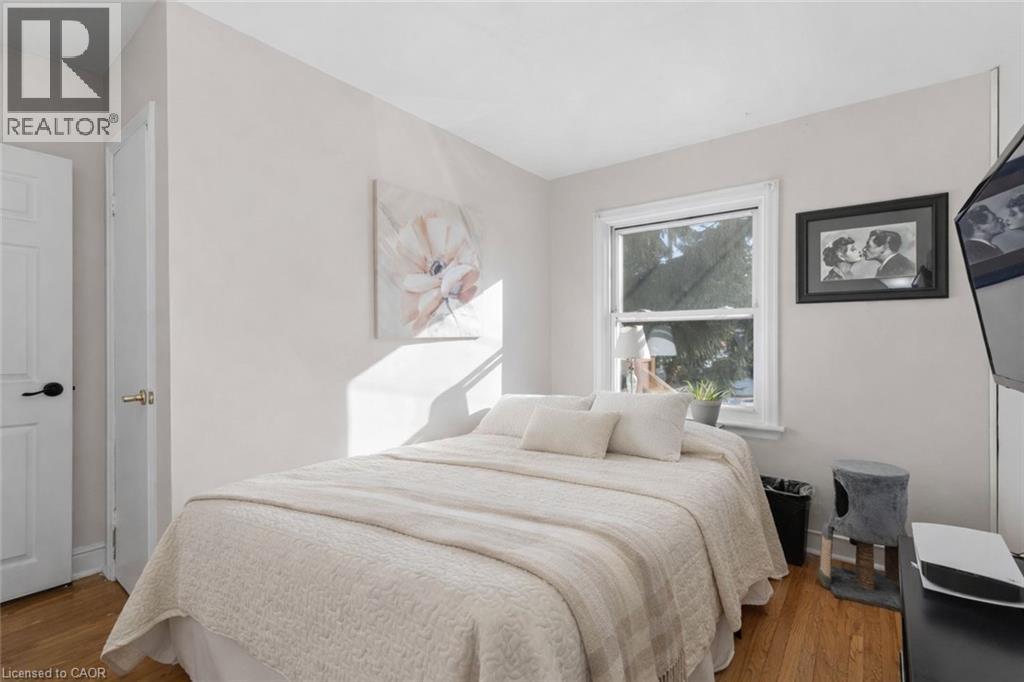 182 East 33Rd Street, Hamilton, ON - Indoor Photo Showing Bedroom