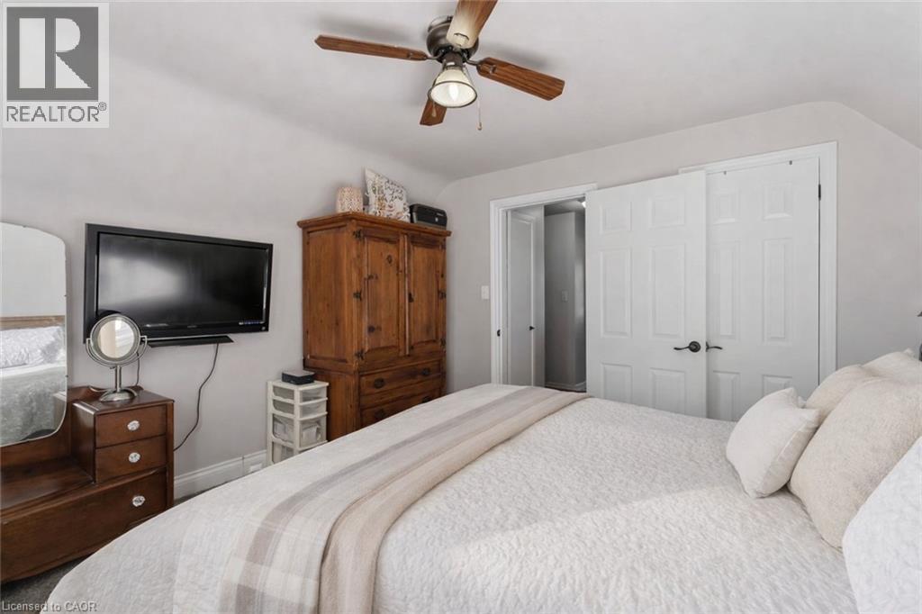 182 East 33Rd Street, Hamilton, ON - Indoor Photo Showing Bedroom