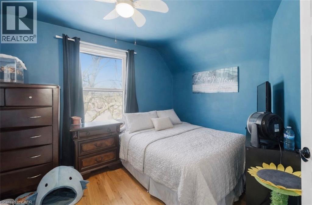 182 East 33Rd Street, Hamilton, ON - Indoor Photo Showing Bedroom