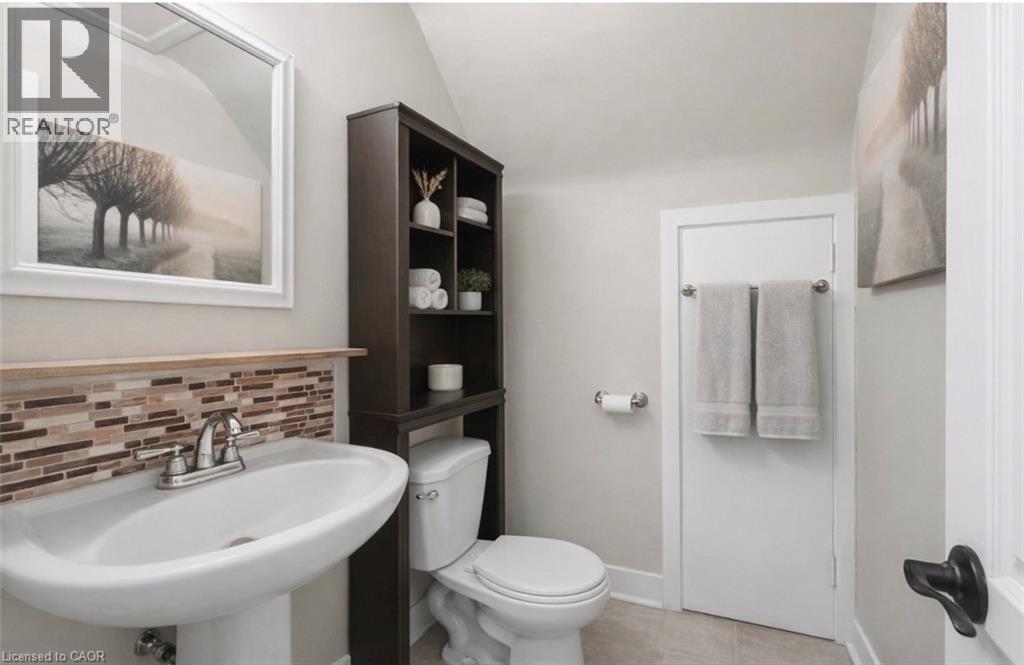 182 East 33Rd Street, Hamilton, ON - Indoor Photo Showing Bathroom