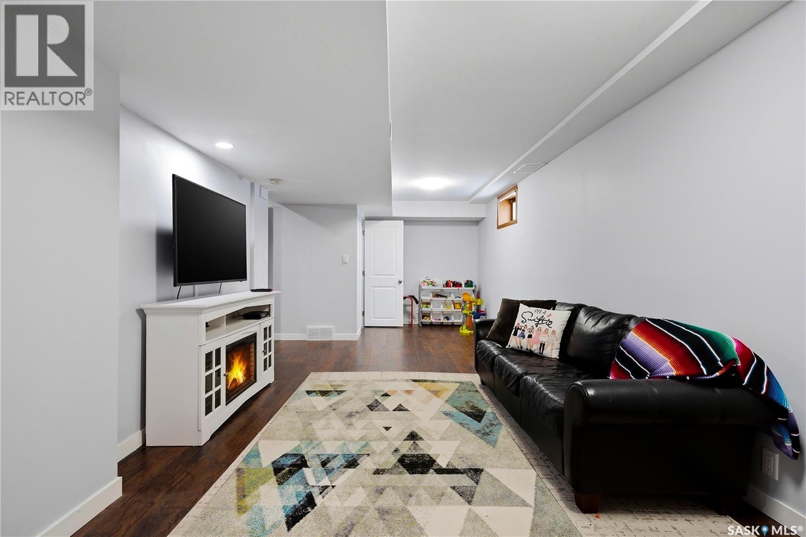 290 Rogers Road, Regina, SK - Indoor Photo Showing Living Room With Fireplace
