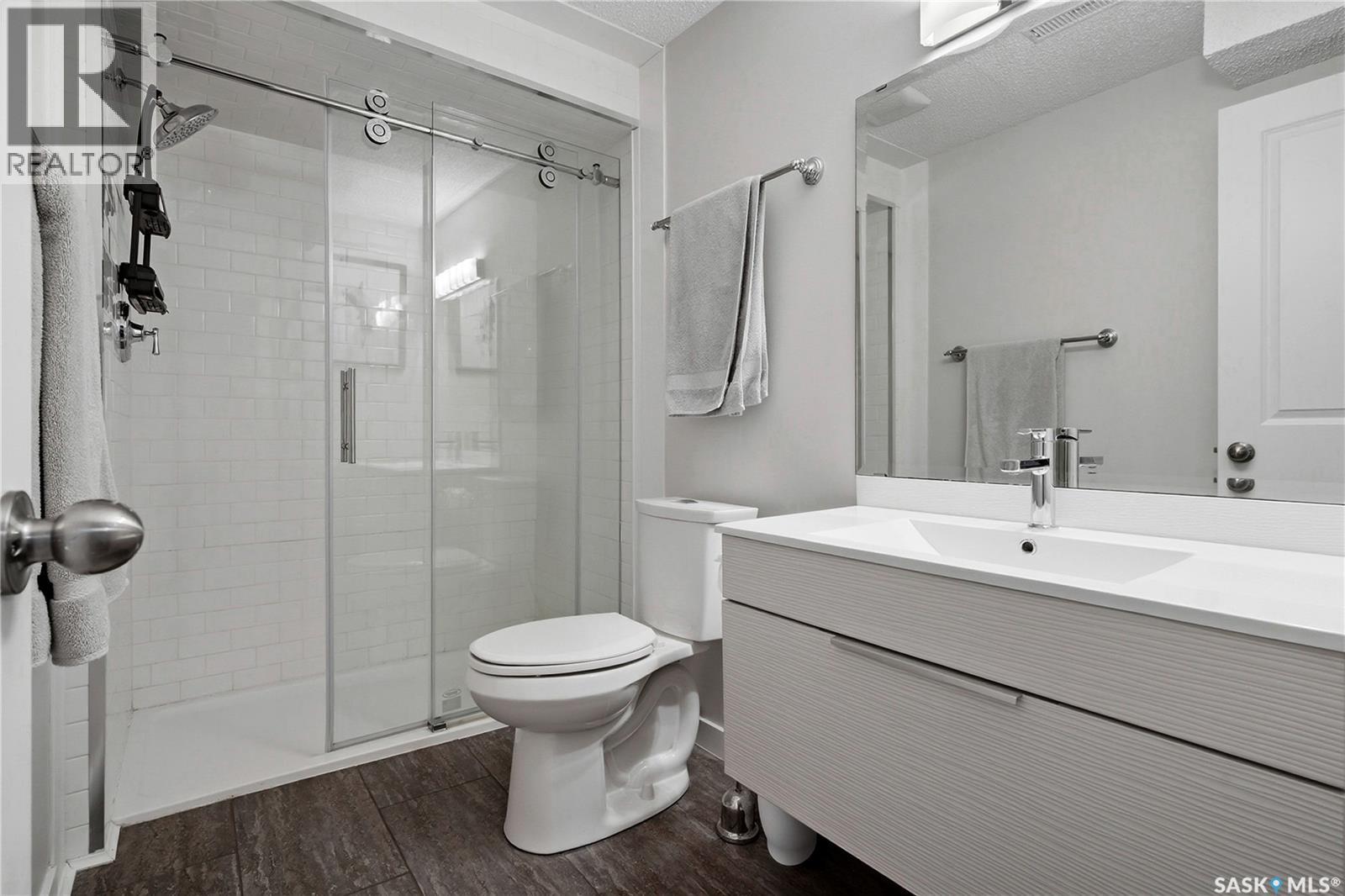 290 Rogers Road, Regina, SK - Indoor Photo Showing Bathroom