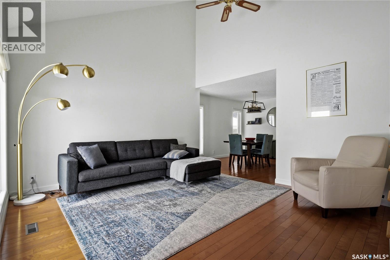290 Rogers Road, Regina, SK - Indoor Photo Showing Living Room