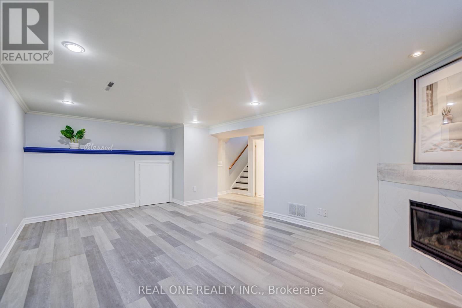 336 Hampton Heath Road, Burlington, ON - Indoor With Fireplace