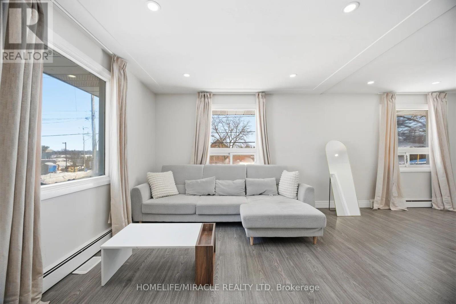 290 Lincoln Road, Waterloo, ON - Indoor Photo Showing Living Room