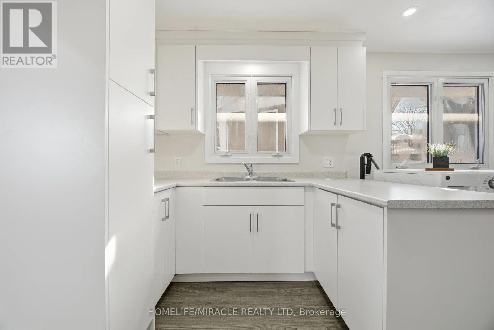 290 Lincoln Road, Waterloo, ON - Indoor Photo Showing Kitchen With Double Sink