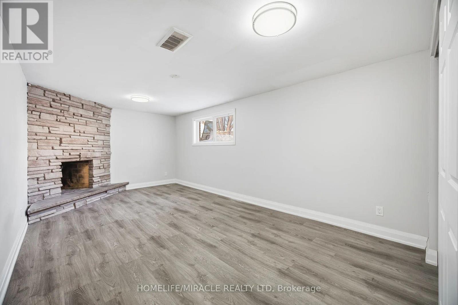 290 Lincoln Road, Waterloo, ON - Indoor With Fireplace