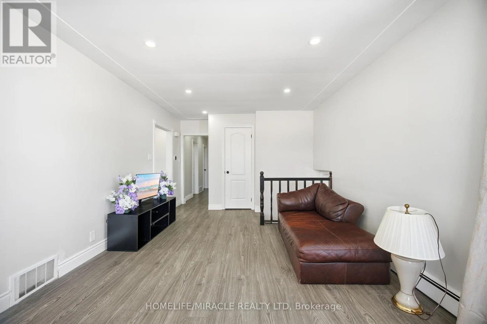 290 Lincoln Road, Waterloo, ON - Indoor