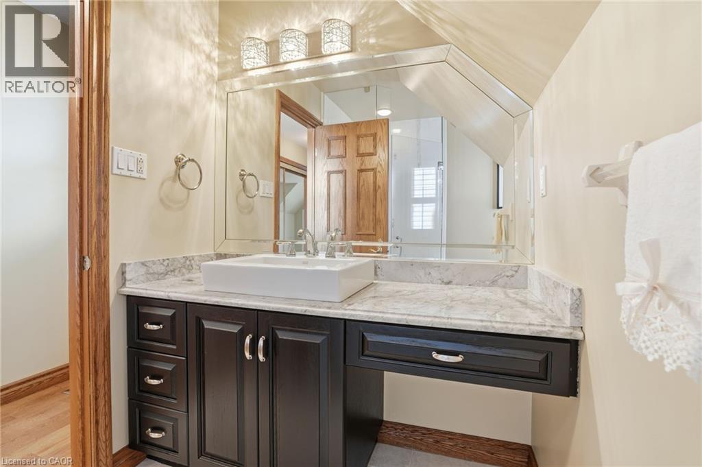 9 Lamb Court, Caledonia, ON - Indoor Photo Showing Bathroom