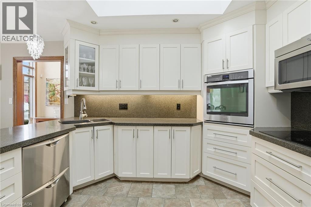 9 Lamb Court, Caledonia, ON - Indoor Photo Showing Kitchen With Upgraded Kitchen
