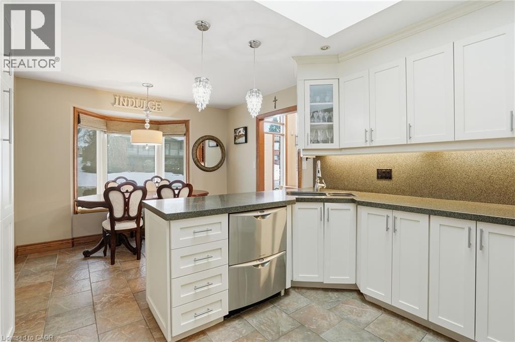 9 Lamb Court, Caledonia, ON - Indoor Photo Showing Kitchen