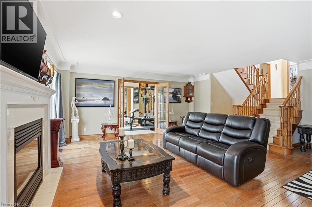 9 Lamb Court, Caledonia, ON - Indoor Photo Showing Living Room With Fireplace