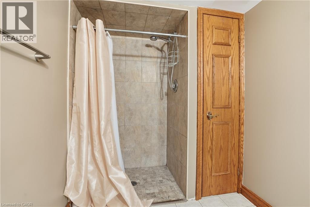 9 Lamb Court, Caledonia, ON - Indoor Photo Showing Bathroom
