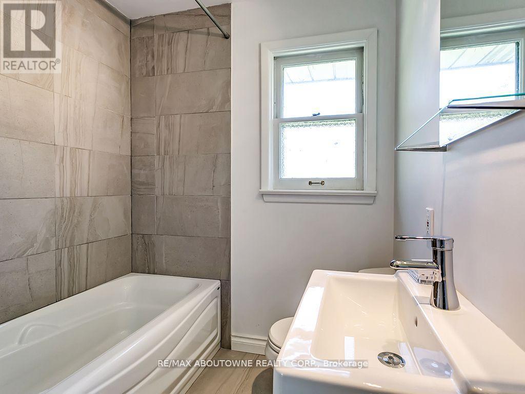 2067 Devon Road, Oakville, ON - Indoor Photo Showing Bathroom