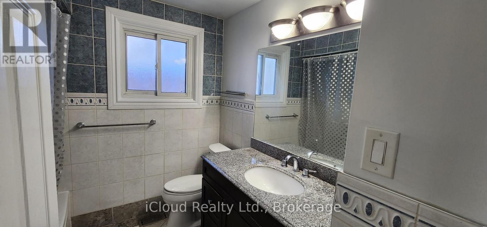 131 Victor Boulevard, Hamilton, ON - Indoor Photo Showing Bathroom