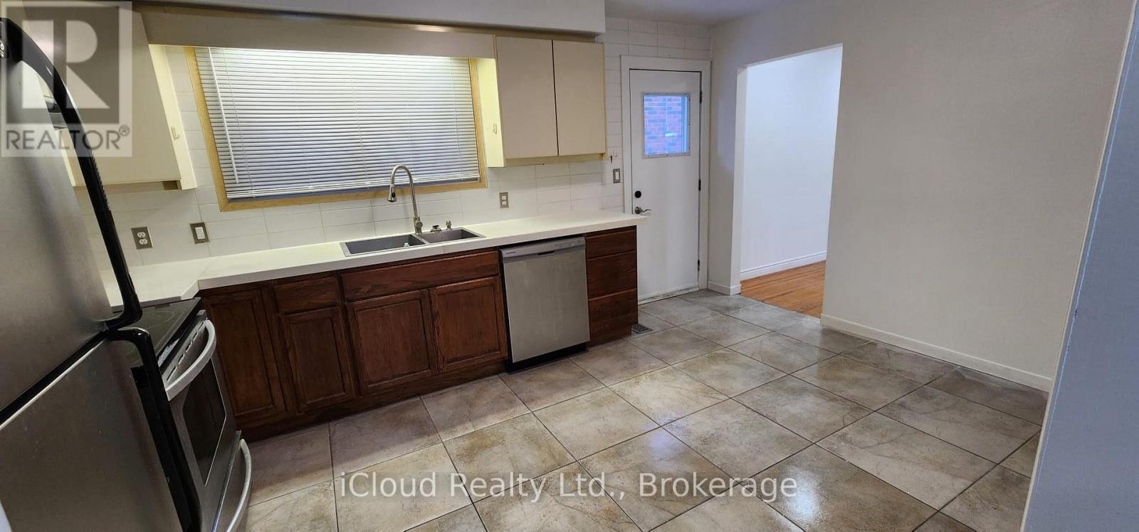 131 Victor Boulevard, Hamilton, ON - Indoor Photo Showing Kitchen