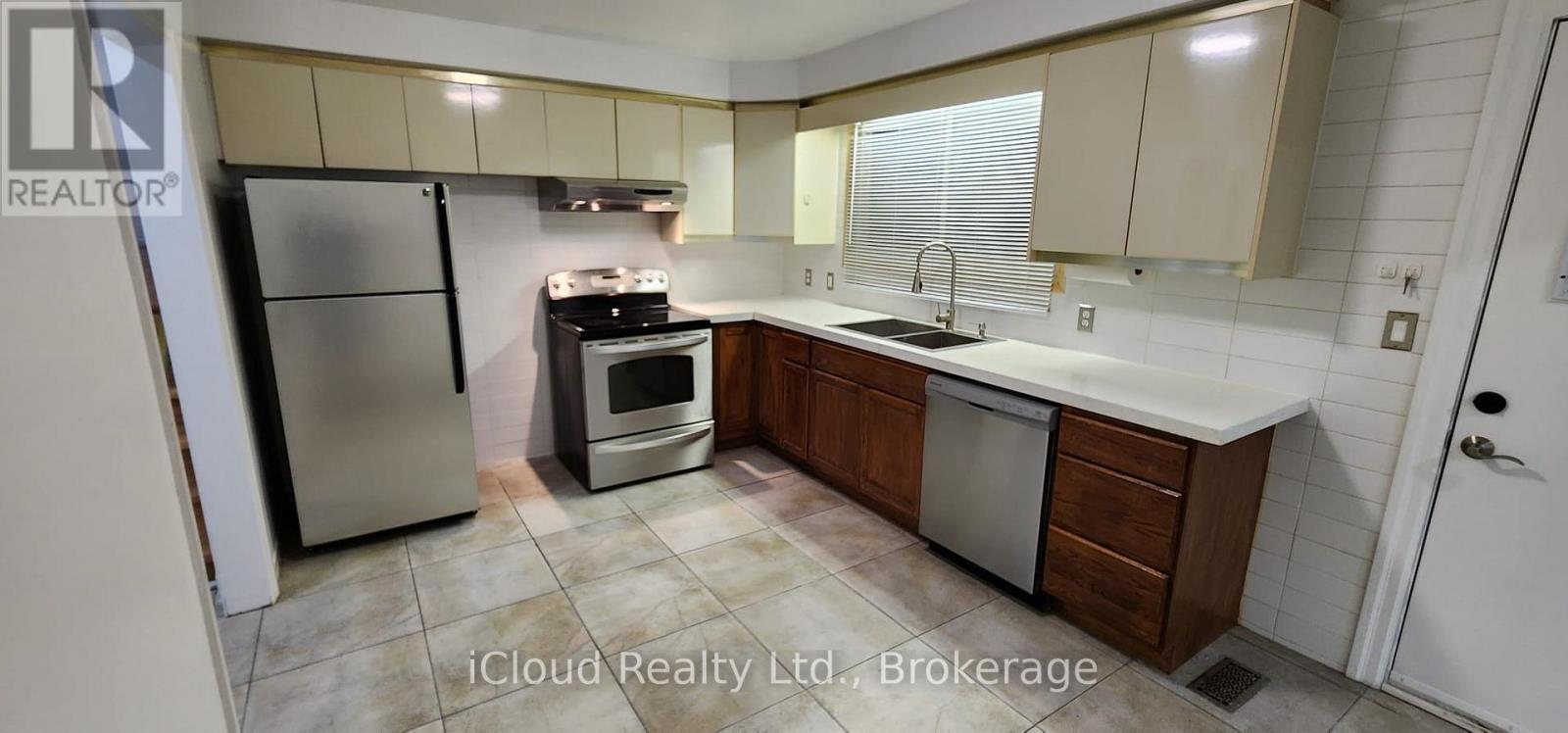 131 Victor Boulevard, Hamilton, ON - Indoor Photo Showing Kitchen With Double Sink
