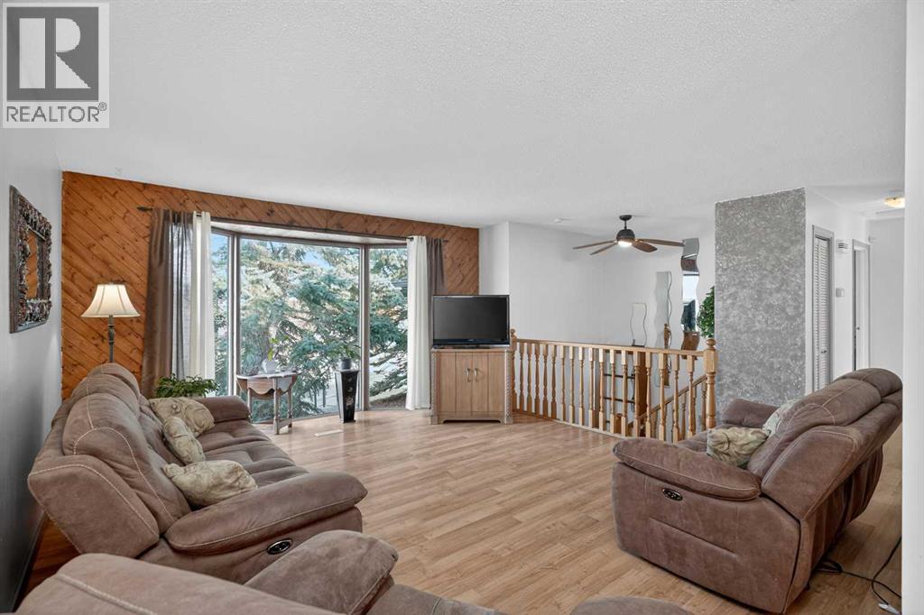 16 Rundleson Way Ne, Calgary, AB - Indoor Photo Showing Living Room