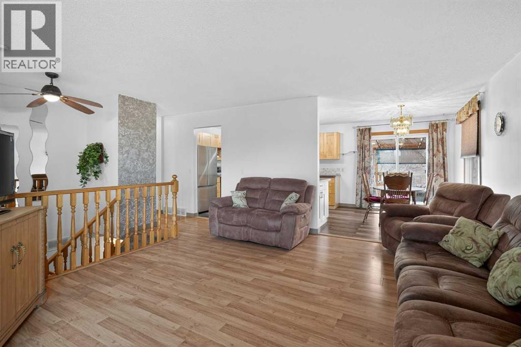 16 Rundleson Way Ne, Calgary, AB - Indoor Photo Showing Living Room
