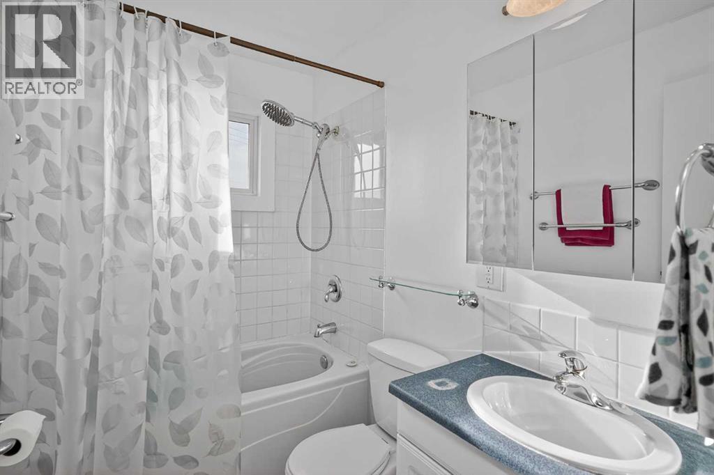 16 Rundleson Way Ne, Calgary, AB - Indoor Photo Showing Bathroom