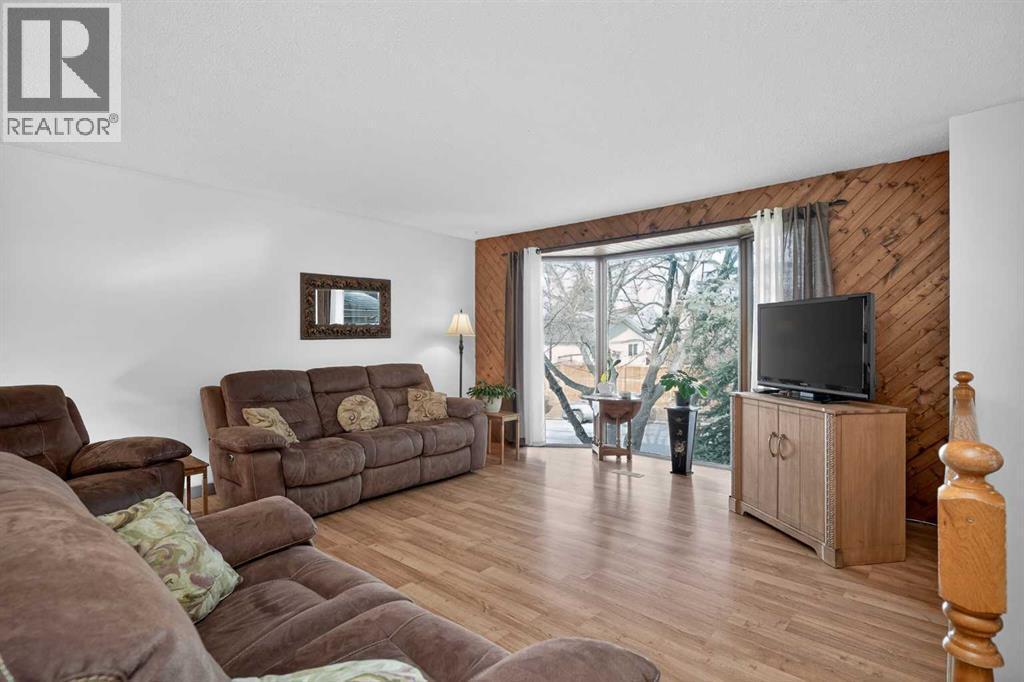 16 Rundleson Way Ne, Calgary, AB - Indoor Photo Showing Living Room