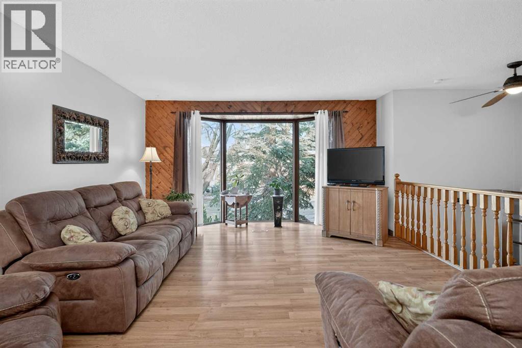 16 Rundleson Way Ne, Calgary, AB - Indoor Photo Showing Living Room