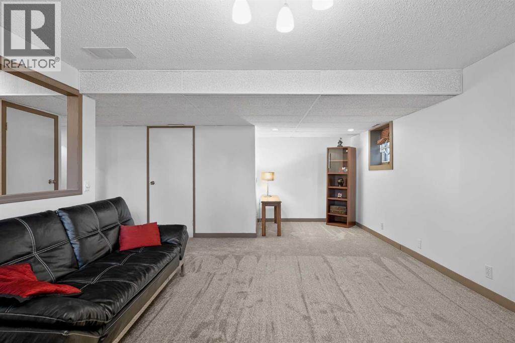 Large basement living room - 16 Rundleson Way Ne, Calgary, AB - Indoor Photo Showing Living Room