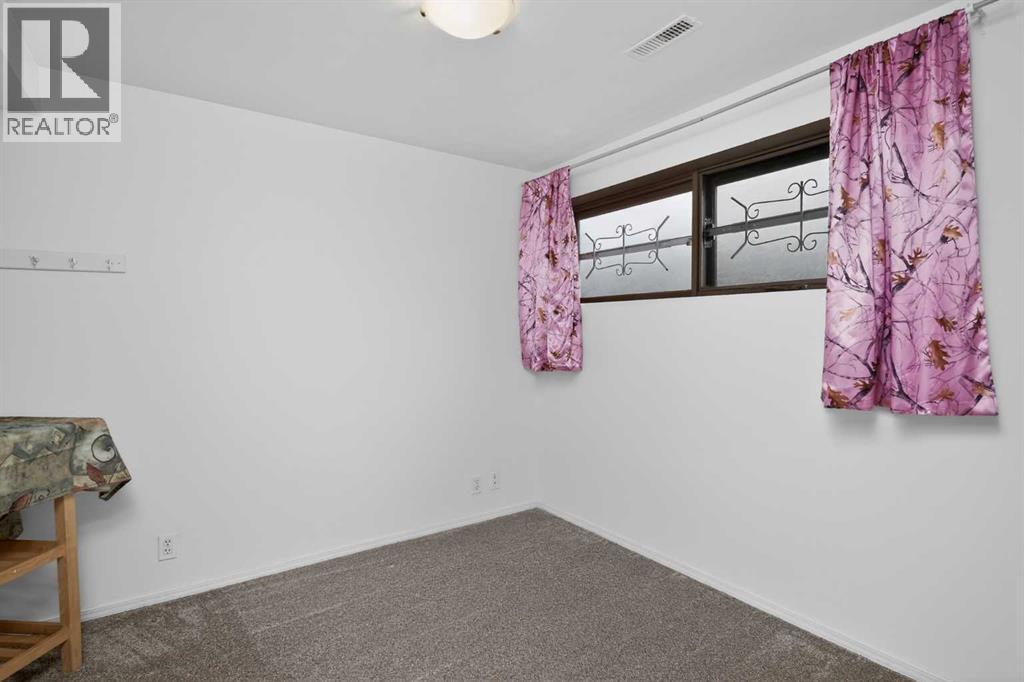 16 Rundleson Way Ne, Calgary, AB - Indoor Photo Showing Other Room