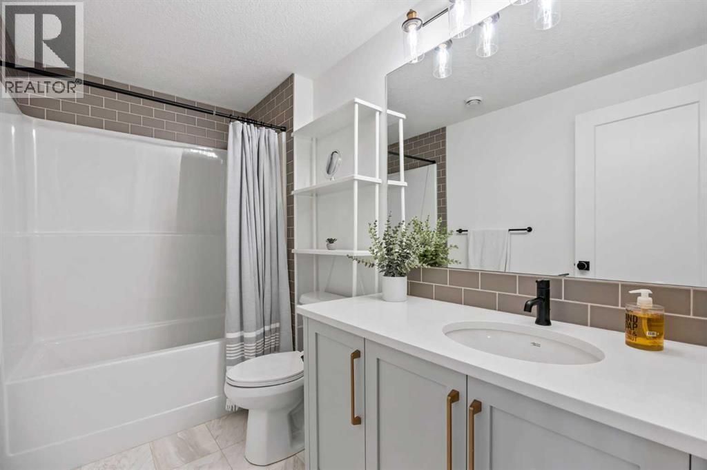 656 Bayview Way Sw, Airdrie, AB - Indoor Photo Showing Bathroom