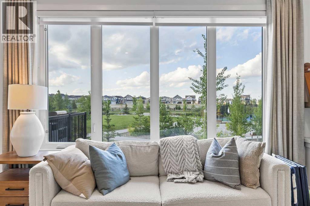 656 Bayview Way Sw, Airdrie, AB - Indoor Photo Showing Living Room
