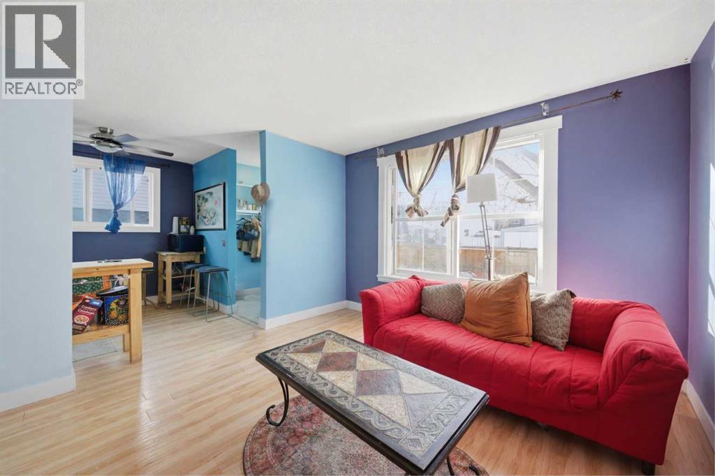 44 Doverdale Mews Se, Calgary, AB - Indoor Photo Showing Living Room