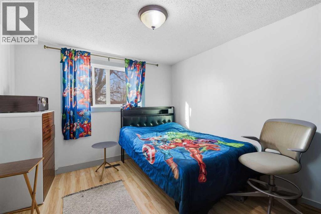 44 Doverdale Mews Se, Calgary, AB - Indoor Photo Showing Bedroom