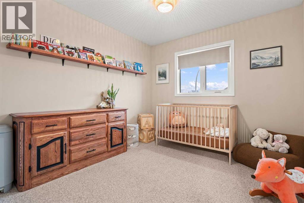43 Sunset Crescent, Okotoks, AB - Indoor Photo Showing Bedroom