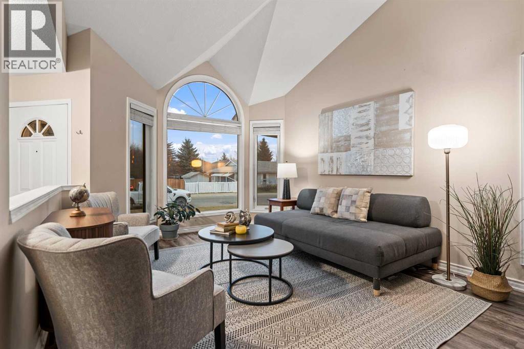 43 Sunset Crescent, Okotoks, AB - Indoor Photo Showing Living Room