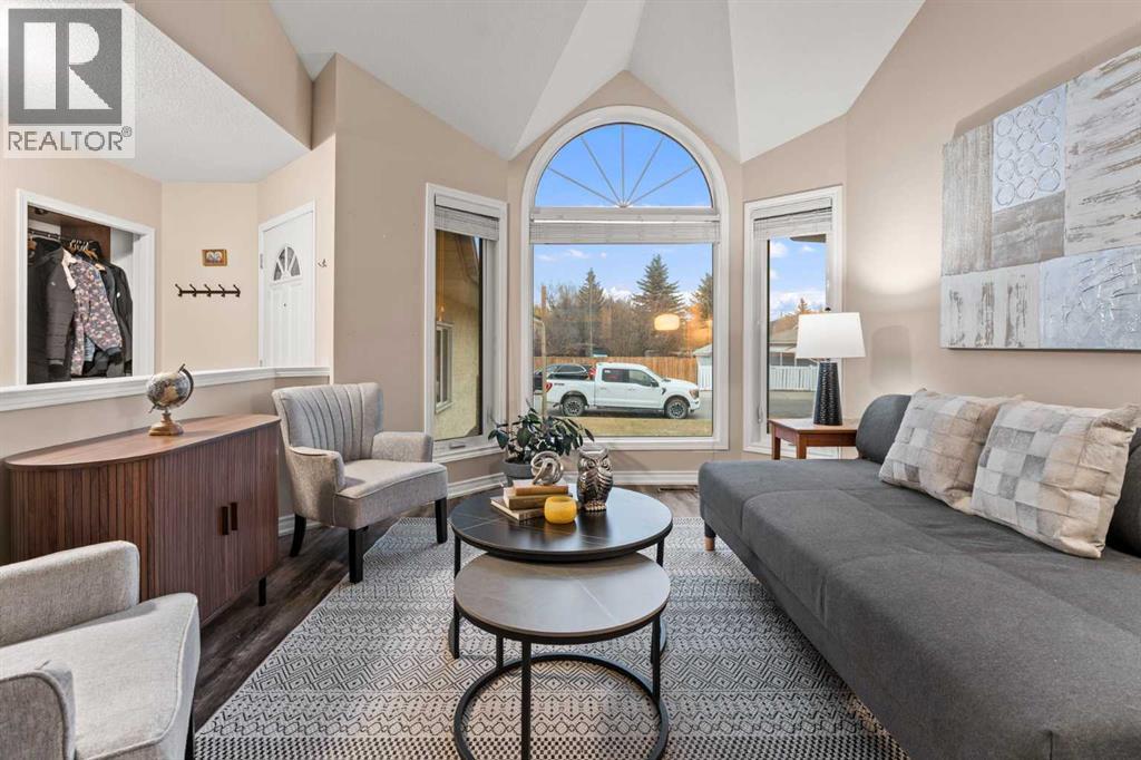 43 Sunset Crescent, Okotoks, AB - Indoor Photo Showing Living Room