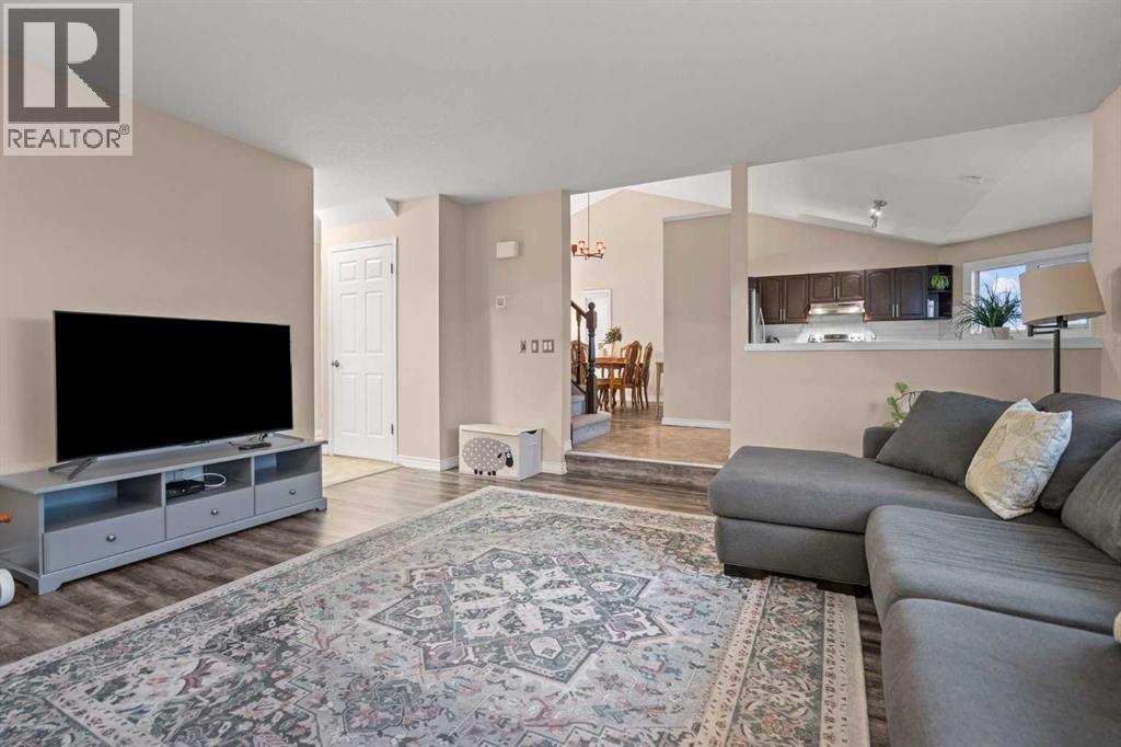 43 Sunset Crescent, Okotoks, AB - Indoor Photo Showing Living Room