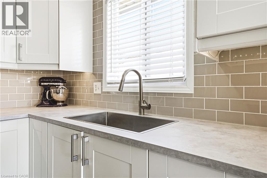47 Fuller Drive, Caledonia, ON - Indoor Photo Showing Kitchen