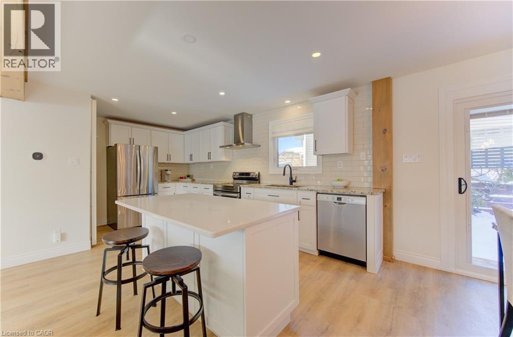 322 Daleview Place, Waterloo, ON - Indoor Photo Showing Kitchen With Upgraded Kitchen