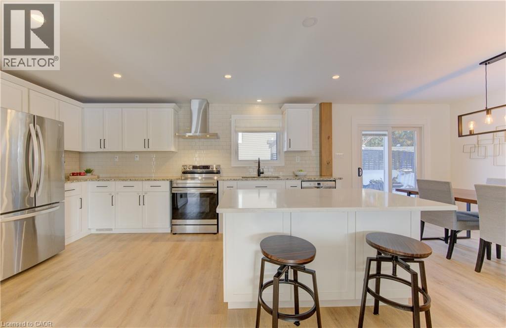 322 Daleview Place, Waterloo, ON - Indoor Photo Showing Kitchen With Upgraded Kitchen