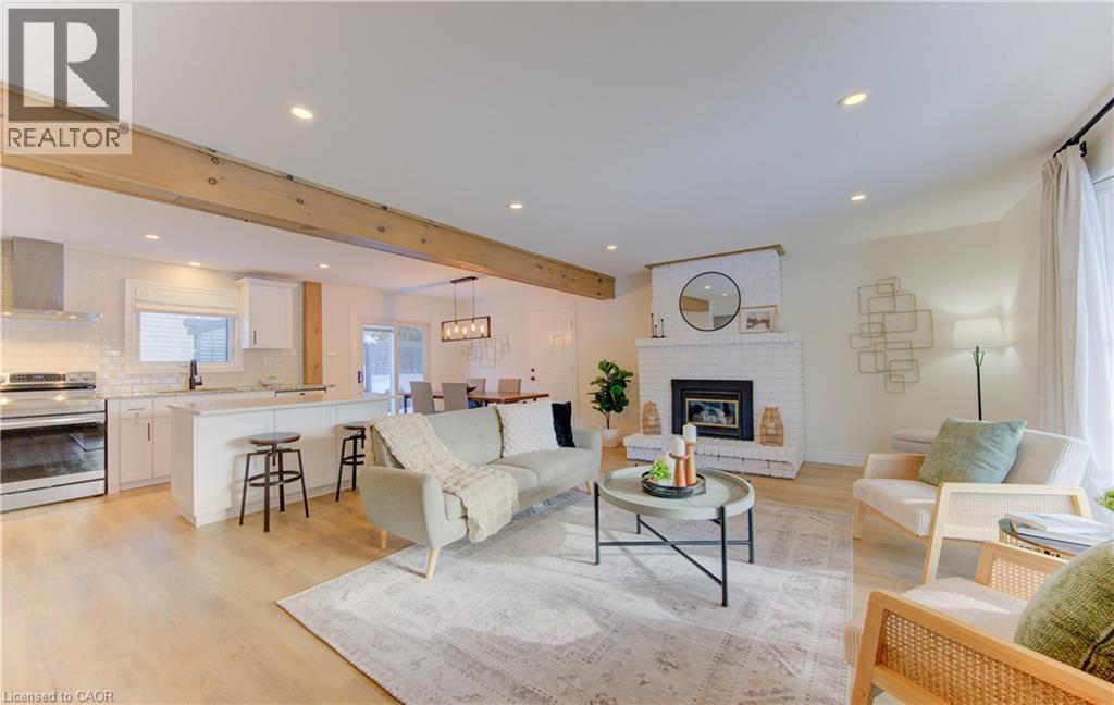 322 Daleview Place, Waterloo, ON - Indoor Photo Showing Living Room With Fireplace