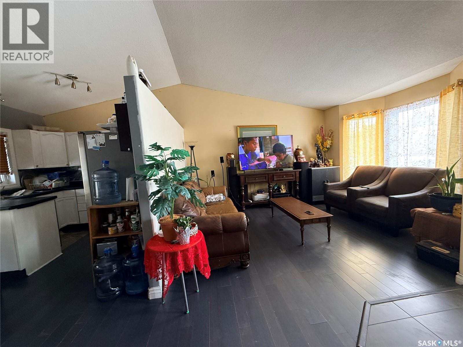 1322 Junor Avenue, Saskatoon, SK - Indoor Photo Showing Living Room
