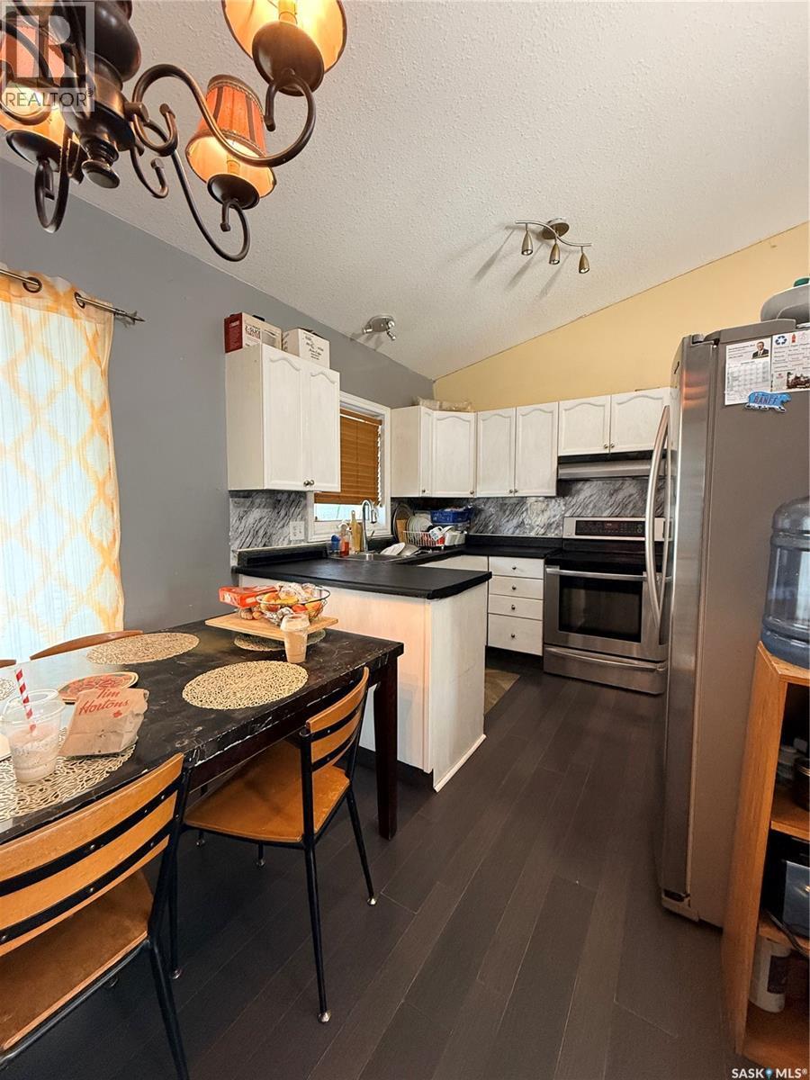 1322 Junor Avenue, Saskatoon, SK - Indoor Photo Showing Kitchen