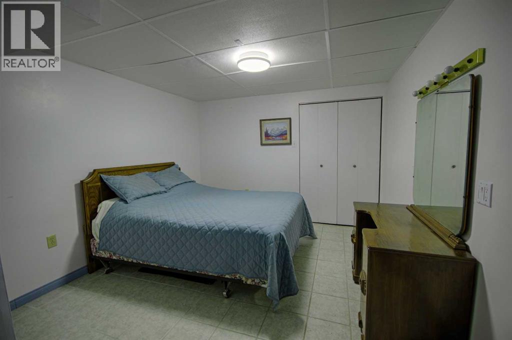 95 Laval Boulevard W, Lethbridge, AB - Indoor Photo Showing Bedroom