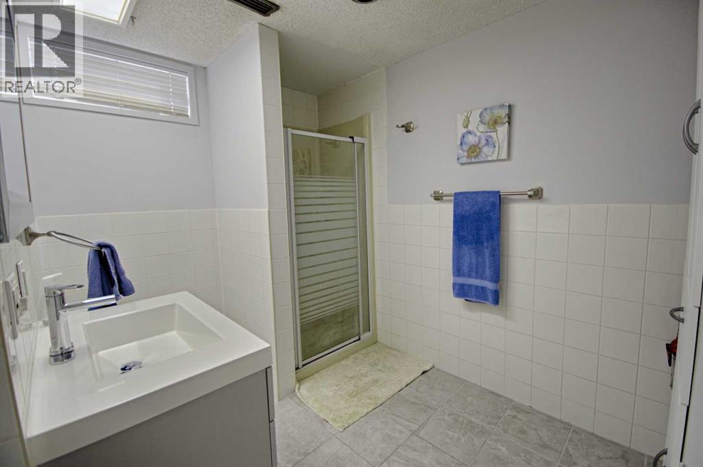 95 Laval Boulevard W, Lethbridge, AB - Indoor Photo Showing Bathroom