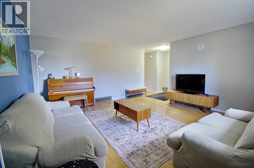 95 Laval Boulevard W, Lethbridge, AB - Indoor Photo Showing Living Room