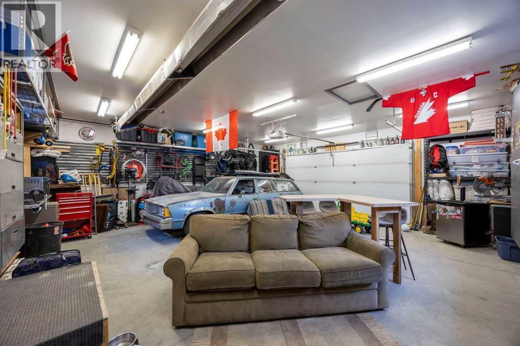 123 Sackville Drive Sw, Calgary, AB - Indoor Photo Showing Garage