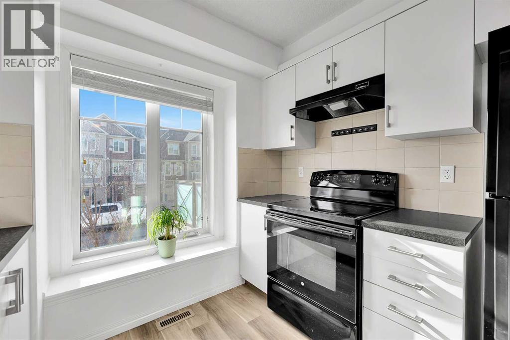 169 Windstone Park Sw, Airdrie, AB - Indoor Photo Showing Kitchen